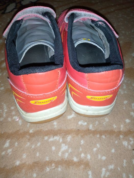 Кроссовки Adidas.