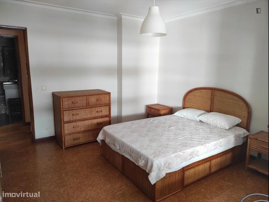 Quarto - localizado em Santa Marinha Porto