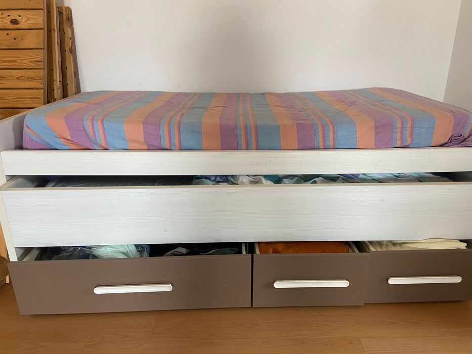 Cama dupla com gavetas de arrumação
