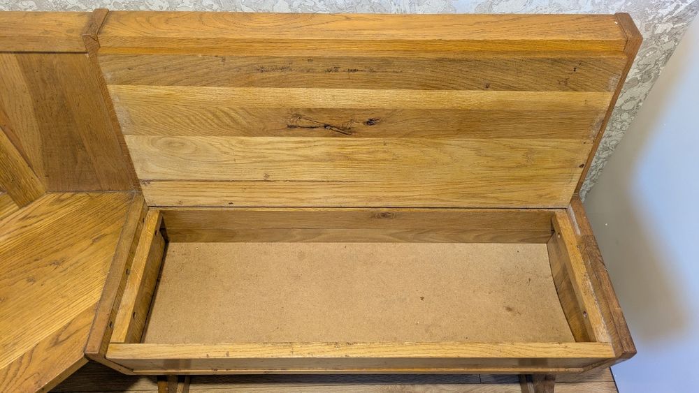 Кухонний куточок з натурального дерева, міцний, у хорошому стані