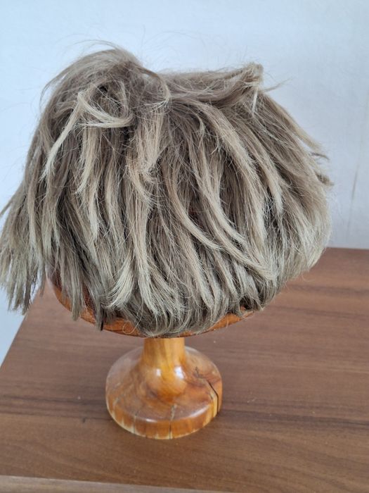 peruka damska w kolorze ciemny blond