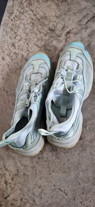 Віддам кросівки 41 розмір Karl Lagerfeld