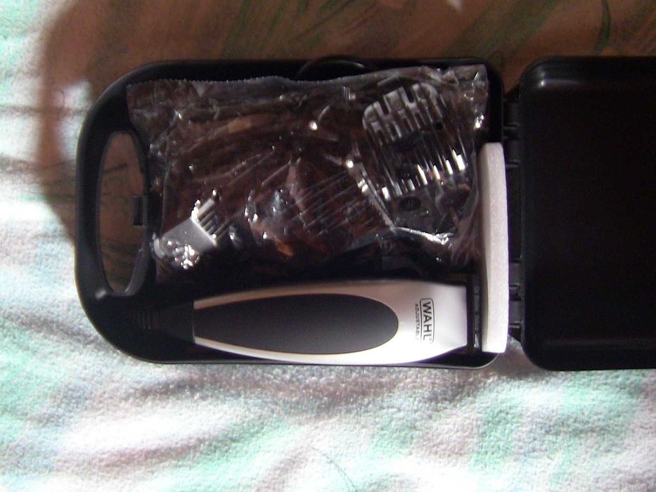 Máquina de cortar e aparar o cabelo e barba elétrica