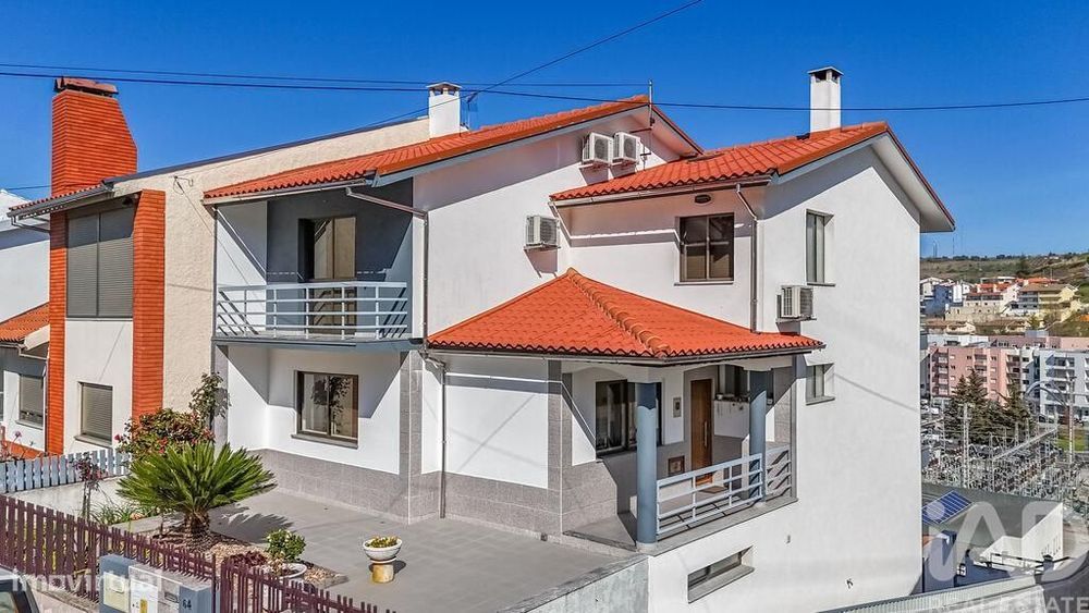 Casa / Villa T4 em Sé, Santa Maria e Meixedo de 200 m2