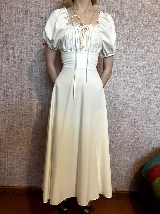 Молочна сукня на шнуровці