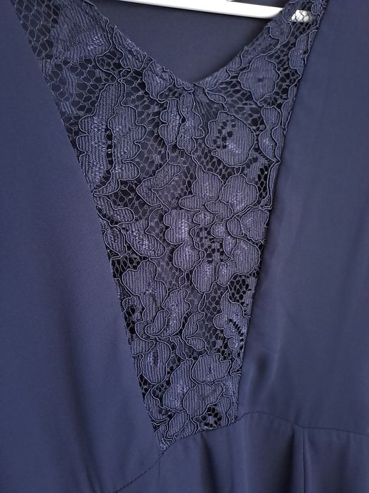 Sukienka wizytowa midi granatowa z koronką