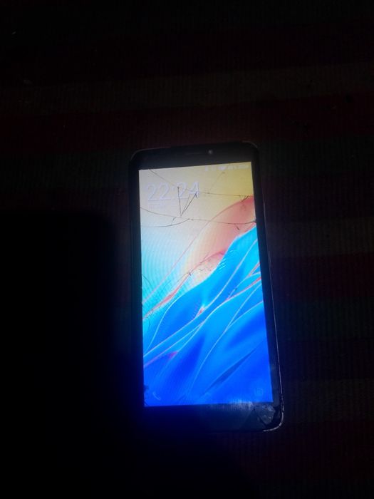 Продаю телефон Tehno