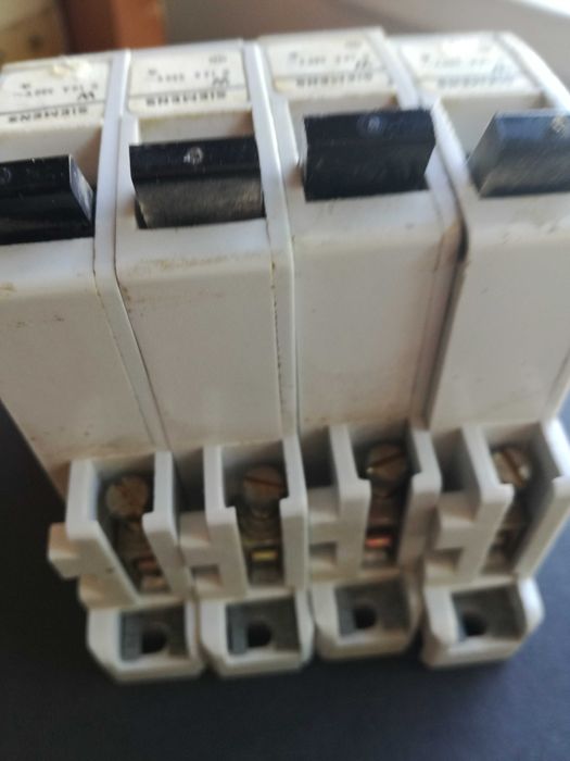 Selling 4 Siemens W g 10 A _380V circuit breakers and two 16 A, used.64584622997249121