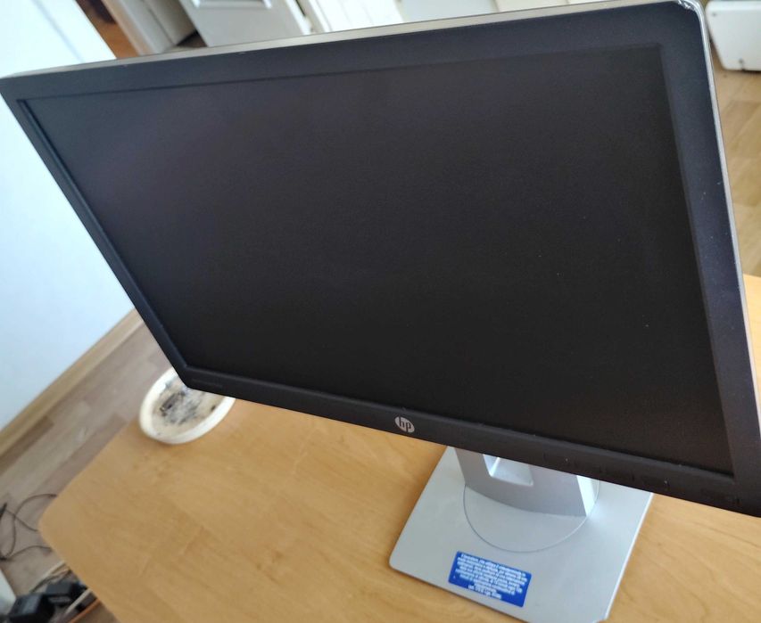 Порти: HDMI, Mini DisplayPort, USB-хаб (2 порти). HP EliteDisplay E202 (діагональ 20 дюймів, роздільна здатність 1600×900, частота 60 герц.