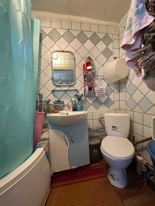 Продам частину будинку в районі Центру.