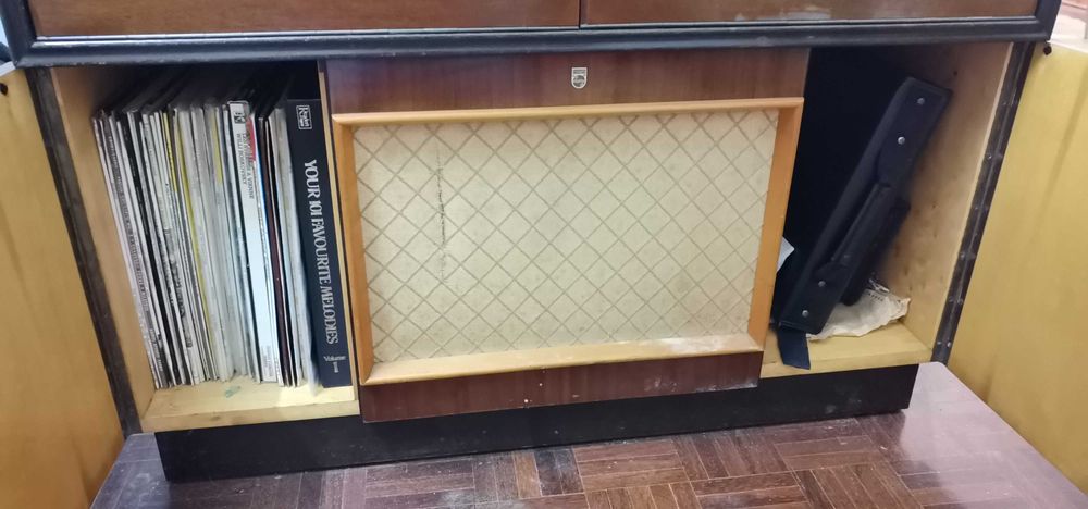 Móvel com gira-discos e rádio antigo