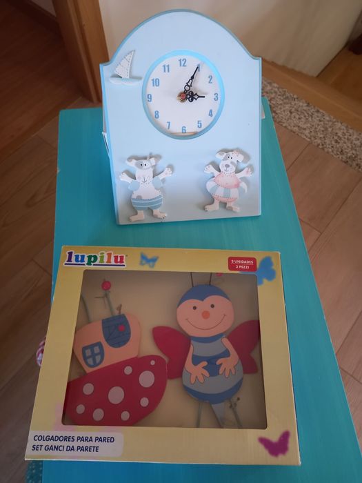 Relogio e cabides de parede para criança64286825620995120