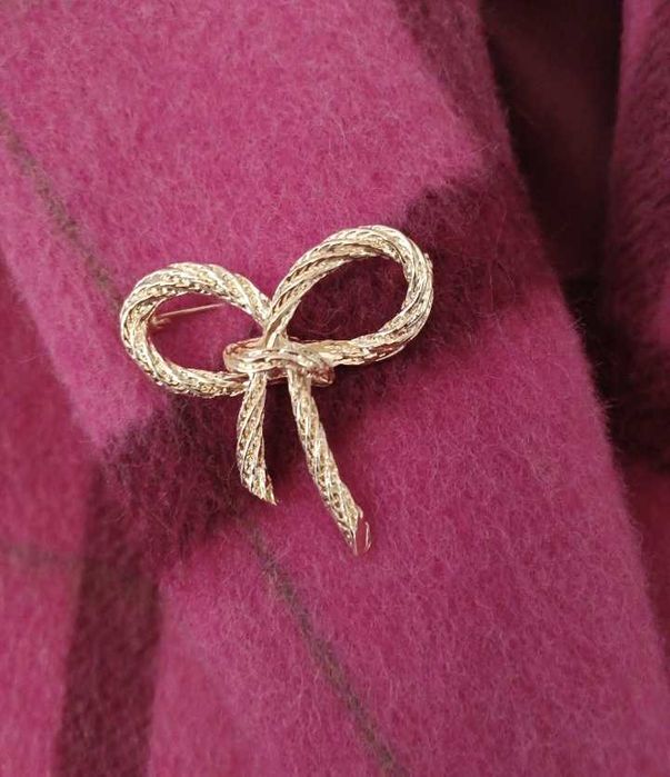 Elegancka broszka z emaliowana kokarda