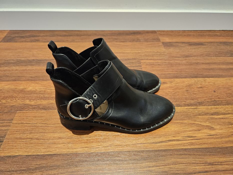Botins pretos com fivela