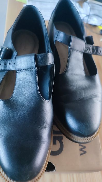 Шкіряні туфлі Clarks на невеликих підборах