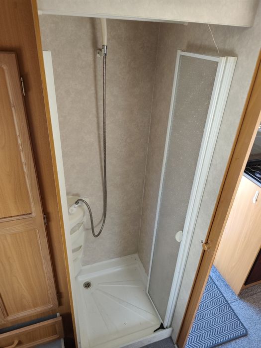 Caravana Avondale Rialto 550-4 | 4 Lugares | Casa de Banho | Matrícula Inglesa