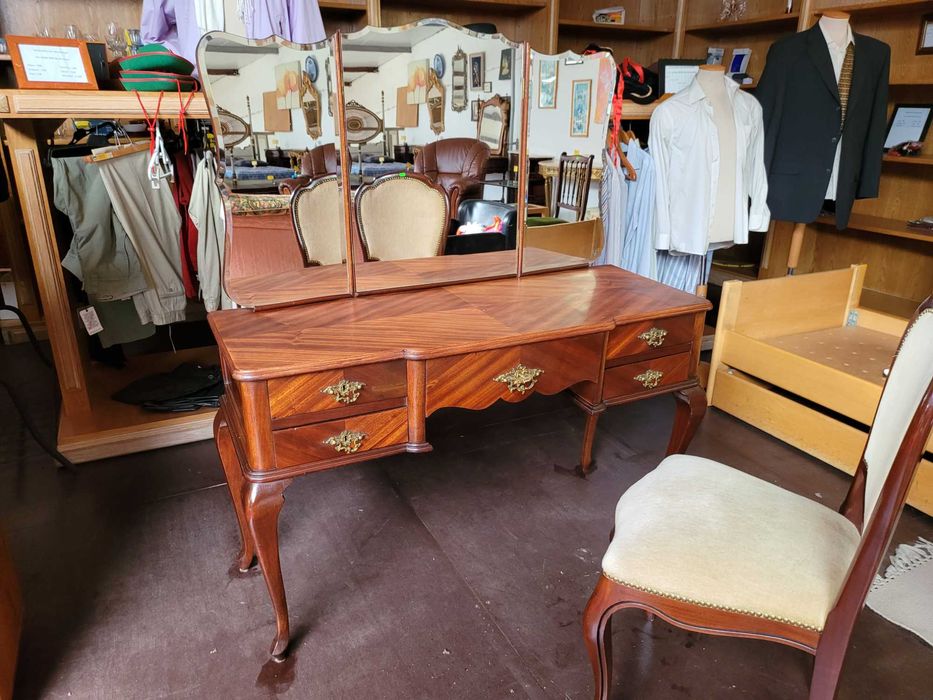 Toucador antigo estilo Queen Anne em óptimo estado