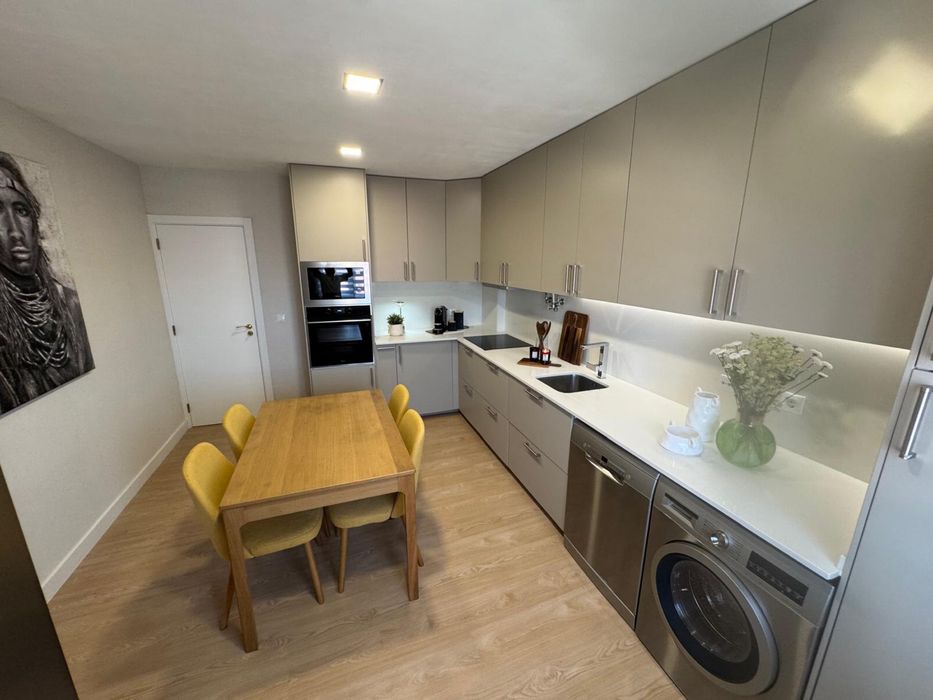 T2 Remodelado | 125 m²  |Sótão com ligação direta | Localização Premium em Mem Martins