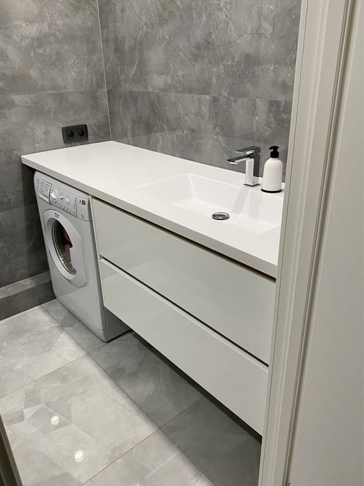 Столешня (стільниця, столешница) зі штучного каменю над пральною машин