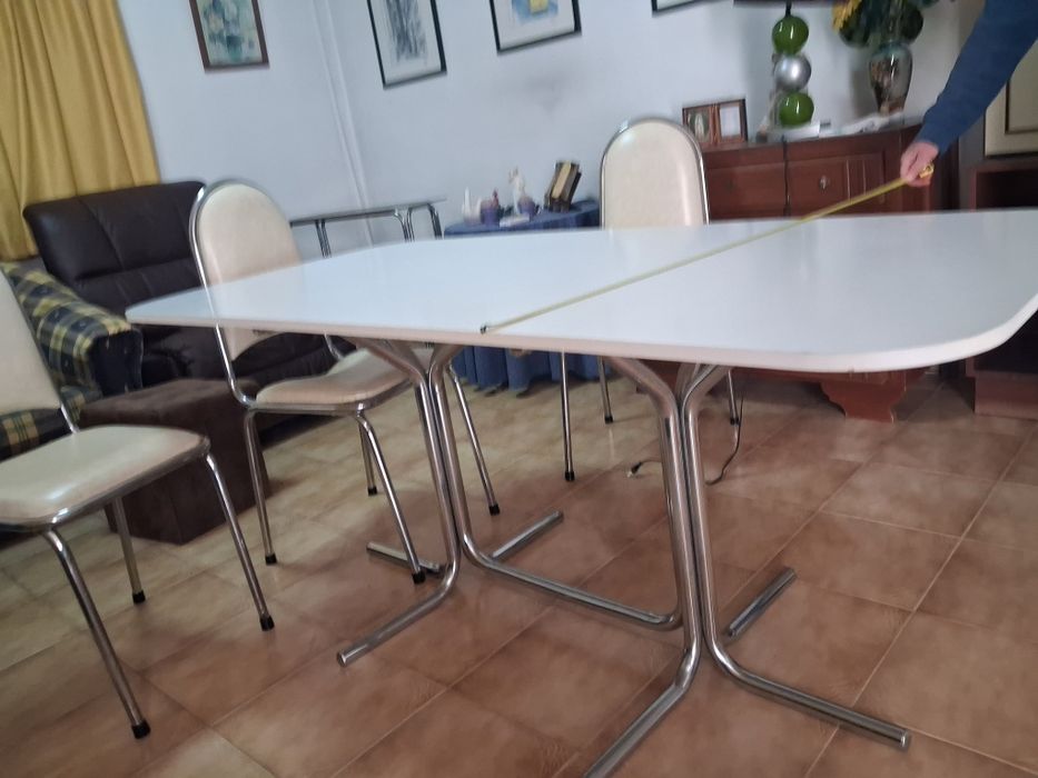 Mesa de cozinha branca com pés em metal