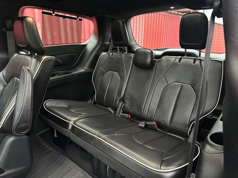 Chrysler Pacifica 2019 року, 3.6 гібрид, автомат, передній привід,233т