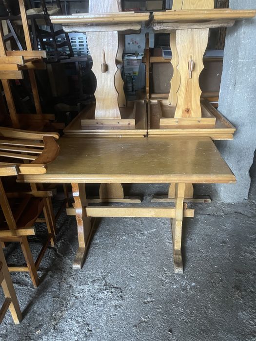 Cadeiras e mesas de madeira