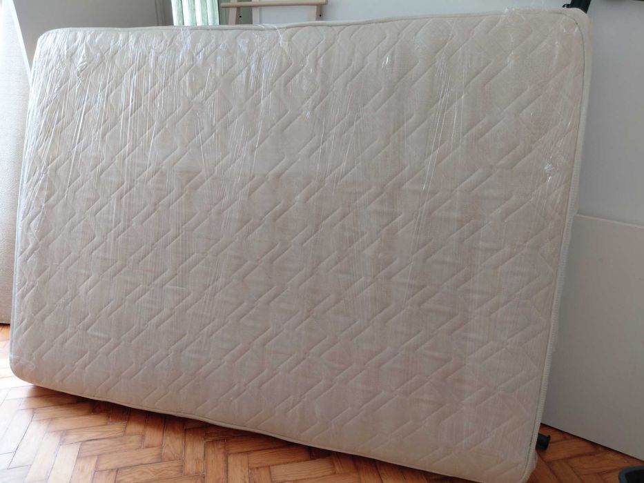 Cama estilosa com colchão