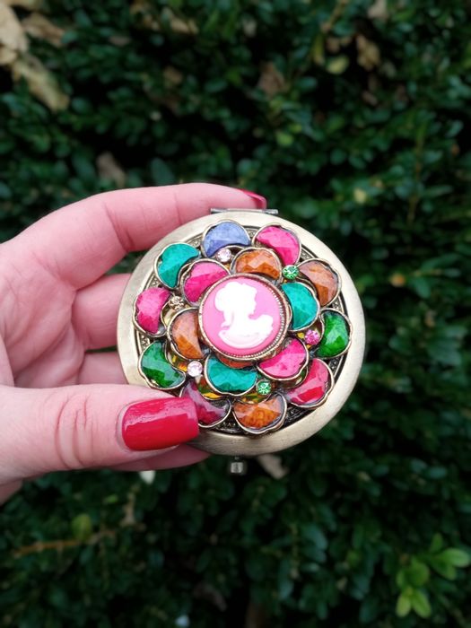 Зеркало увеличительное с камеей