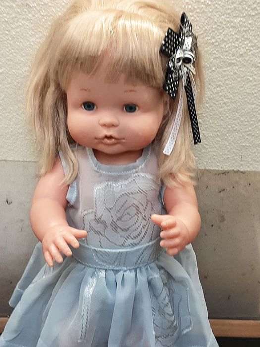 Linda Boneca em borracha da marca Famosa