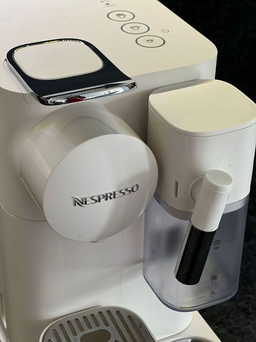 Maquina Nespresso Lattissima One Silky White