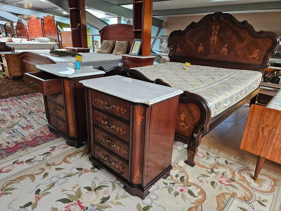 Grandes mesas de cabeceira em madeira e tampo em pedra - ópti