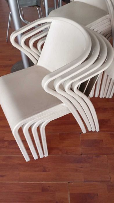 Copos , chávenas , mesas , cadeiras , grades cerveja