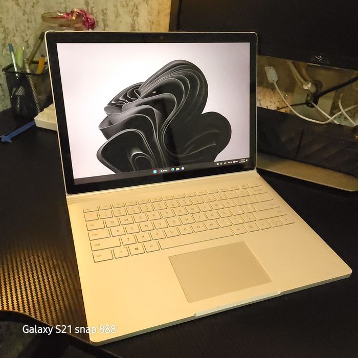 Microsoft surface book 2 13 | GTX 1050 | 1tb | i7 | 16gb