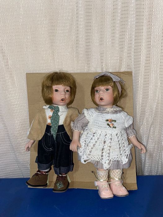 Conjunto de dois bonecos de porcelana