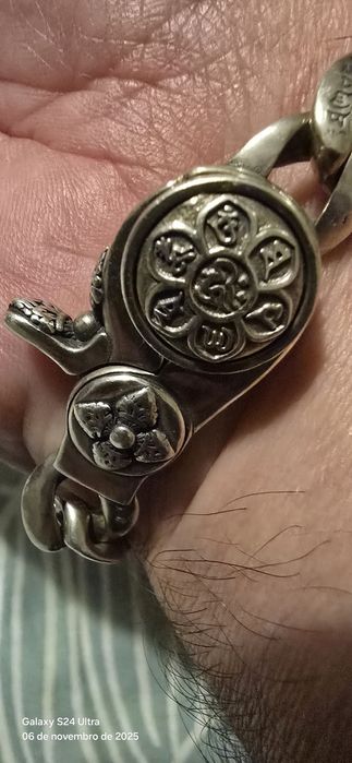 Pulseira grossa de prata.