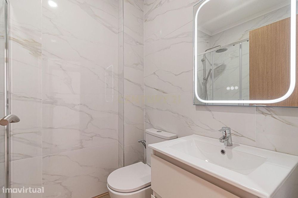 T2 Totalmente Remodelado | Luminosidade, Conforto e Terraço de 45 m²