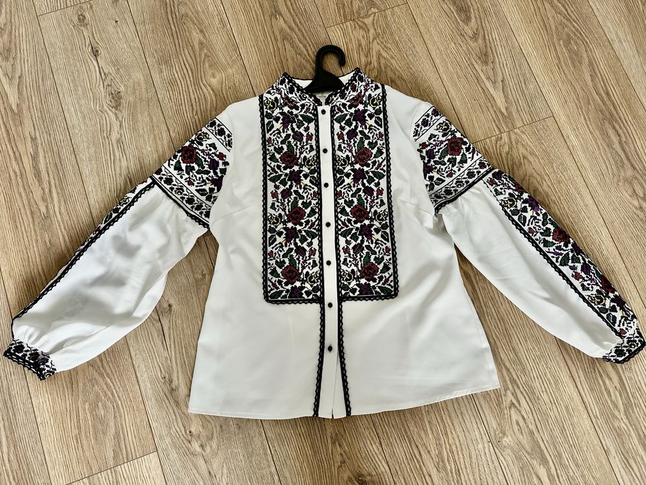 Стильна жіноча вишиванка