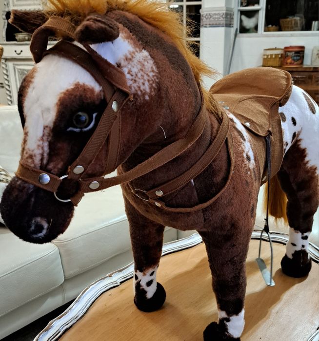 Cavalo que relincha de brincar em bom estado