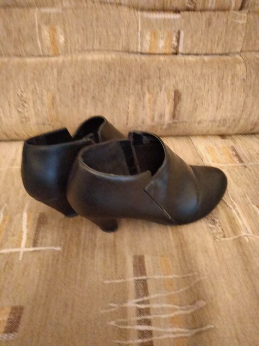 Buty damskie na obcasie