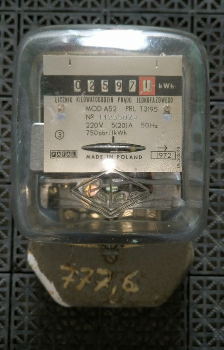Licznik energii elektrycznej z czasów PRL sprawny