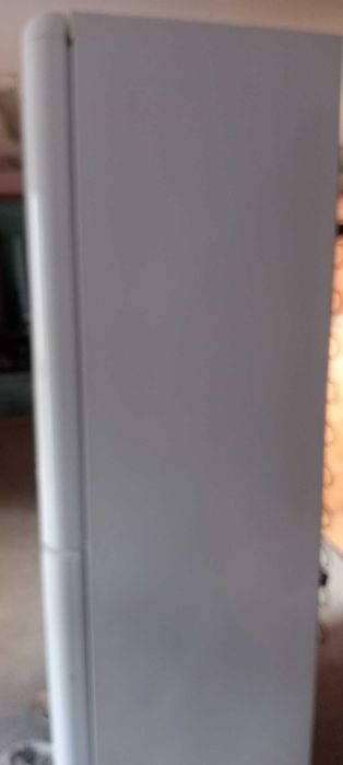 Продам холодильник Indesit.