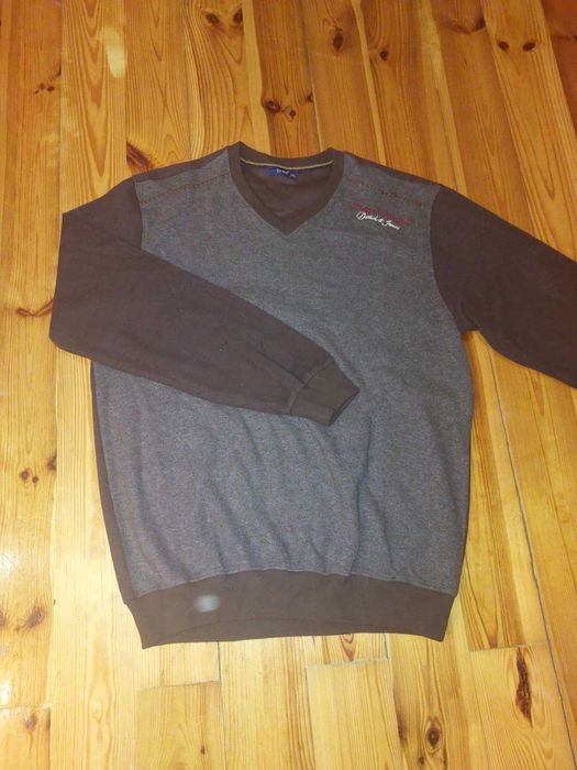 Brązowy sweter męski w serek