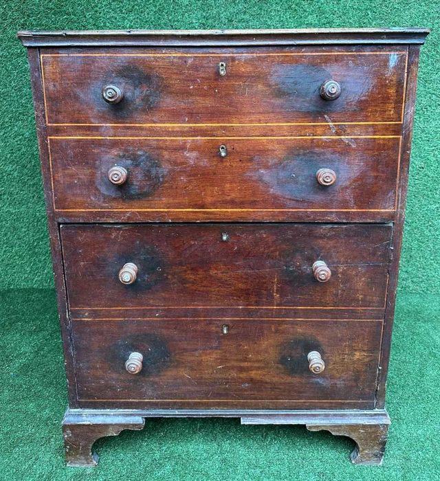 Movel sanitario antigo, em madeira exotica, operacional