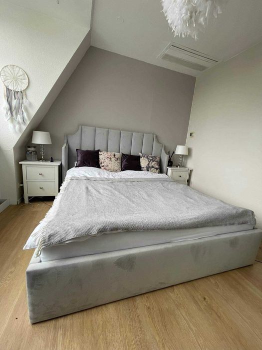 Sypialnia łoże ozdobne pinezki gwoździe łóżko glamour king panele