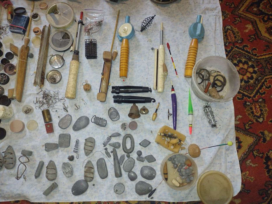 поплавок, крючки,+сумка и садок,стул.Все одним лотом.Смотрите все фото