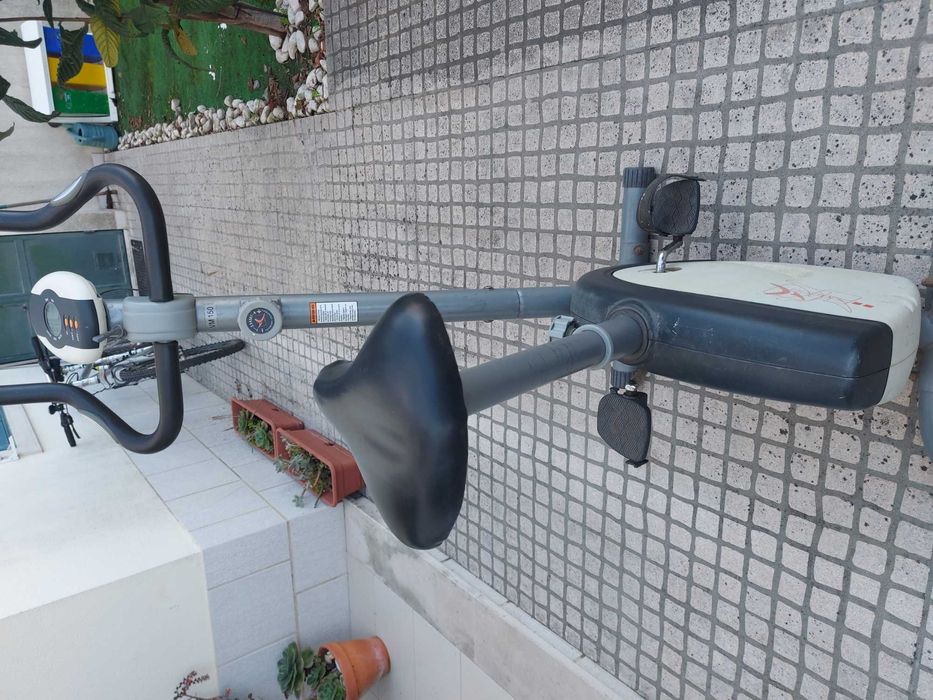 Bicicleta estática de ginástica, cinzenta e preta