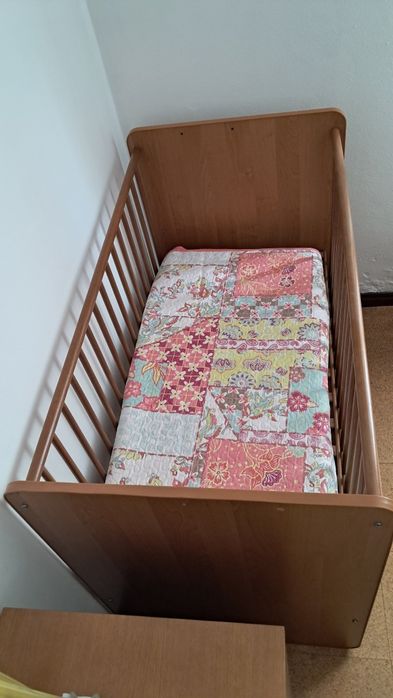 Cama de grades de bebé