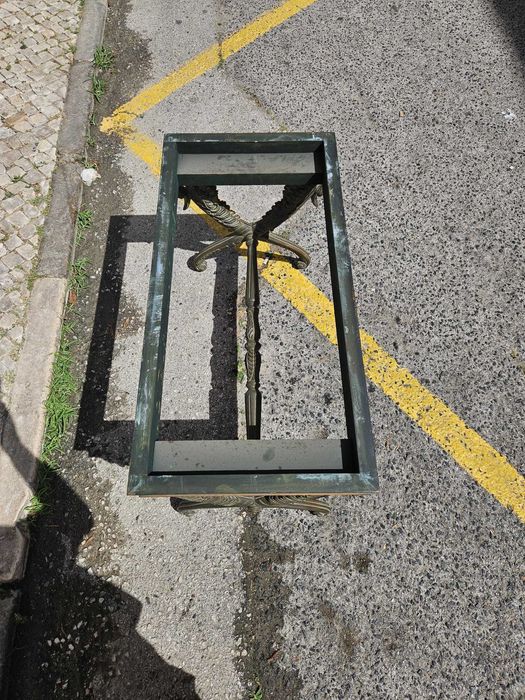 Mesa de Centro Clássica em Madeira Maciça com Tampo em Marmore