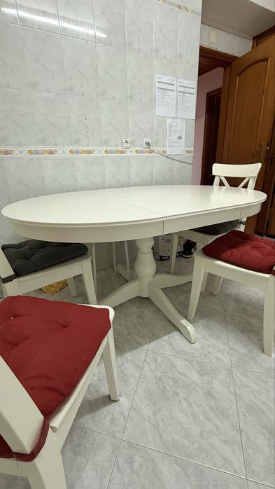Mesa branca de cozinha com 4 cadeiras