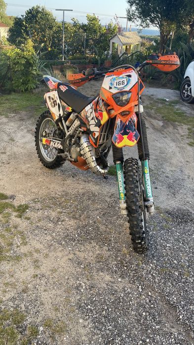 KTM exc 125cc conduzida com carta de carro